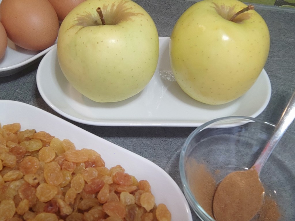 طريقة عمل كيك التفاح والزبيب والقرفة