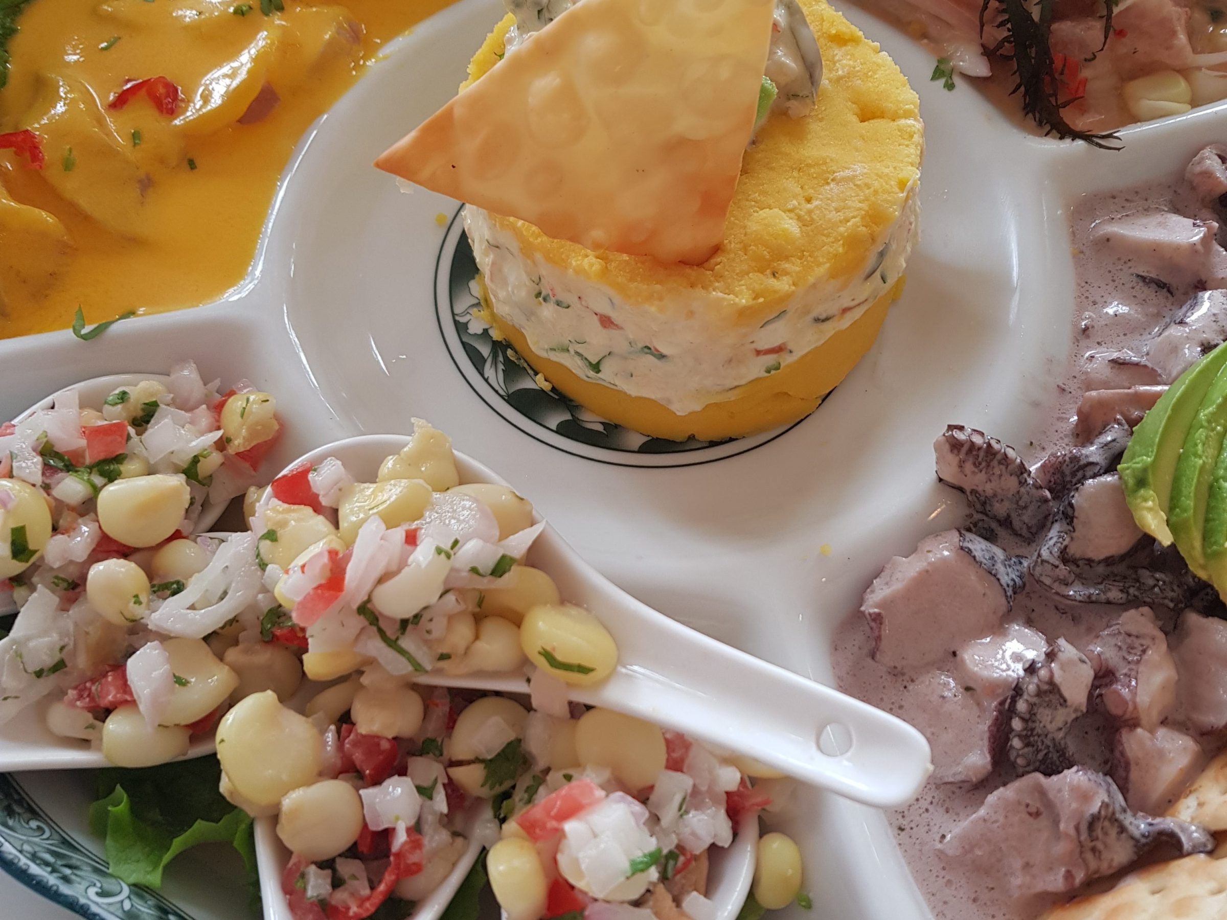 طبق بيروفي مكون من سمك وخضر