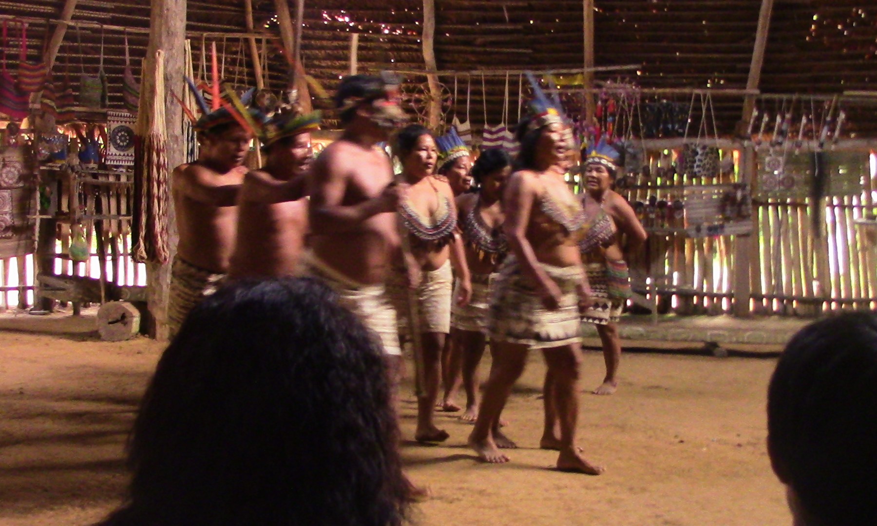 افراد من قبيلة من غابات الامازون