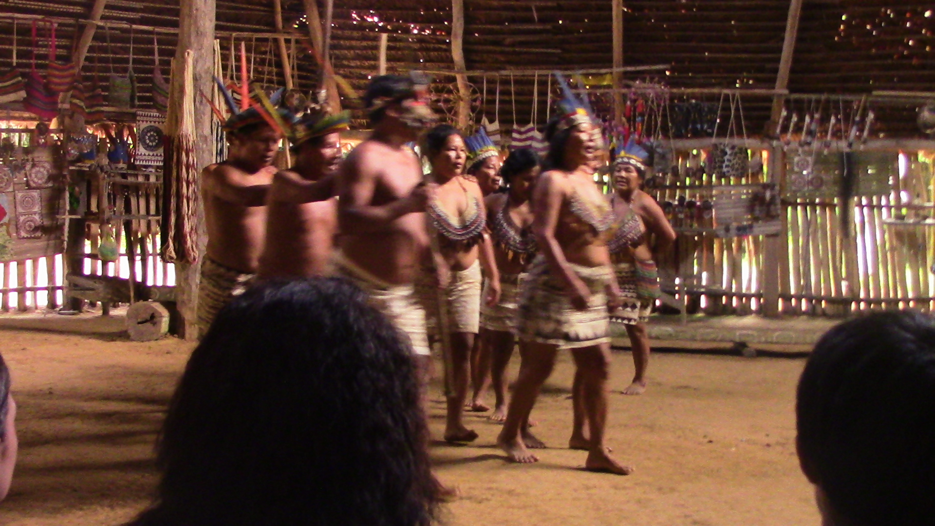 افراد من قبيلة من غابات الامازون